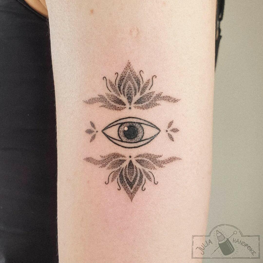 Inksearch tattoo julia.handpoke