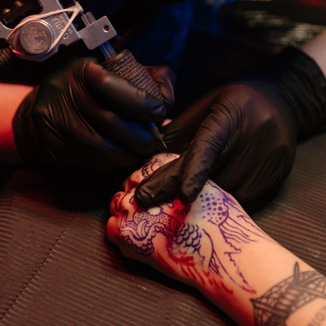Akzeptanz von Tattoos am Arbeitsplatz - Tätowierung oder Karriere?