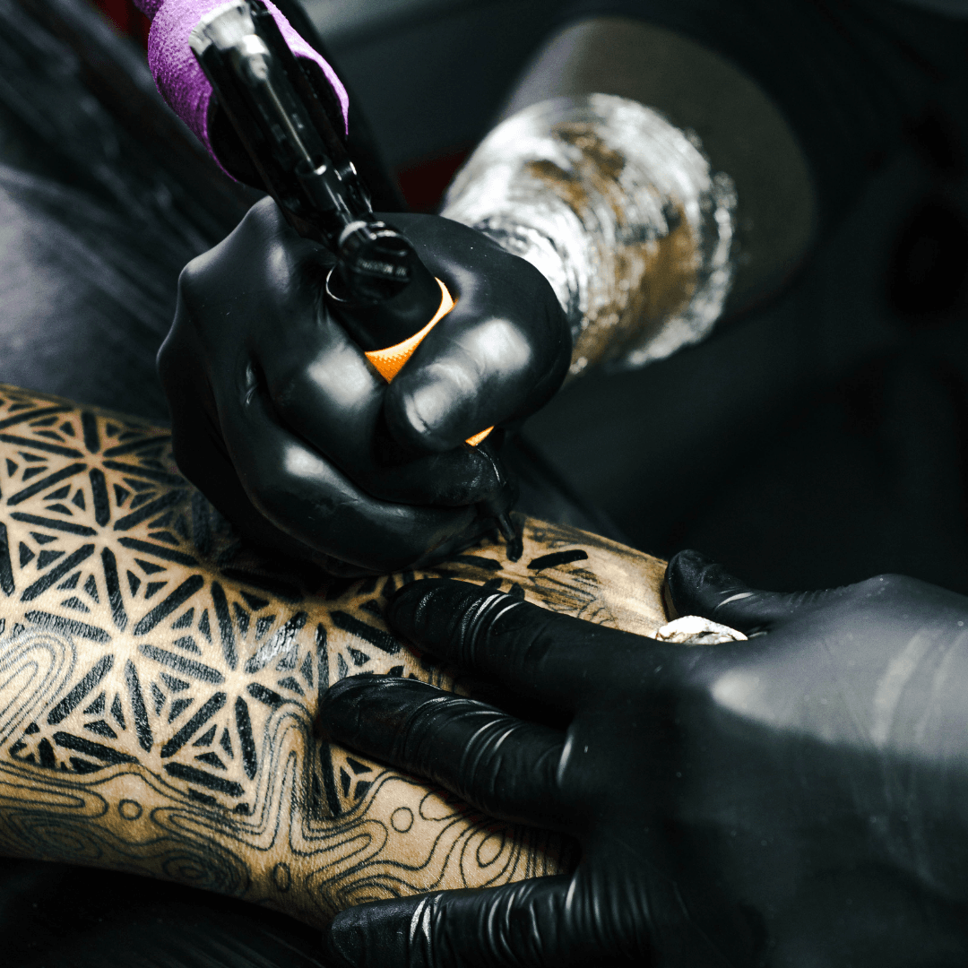 Tattoo-Geschichte - Matrosen, Zirkuskünstler und die erste Tattoo-Maschine